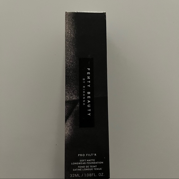 Fenty Beauty by Rihanna Pro Filt’r Soft Matte Longwear foundation - Picture 1 of 4